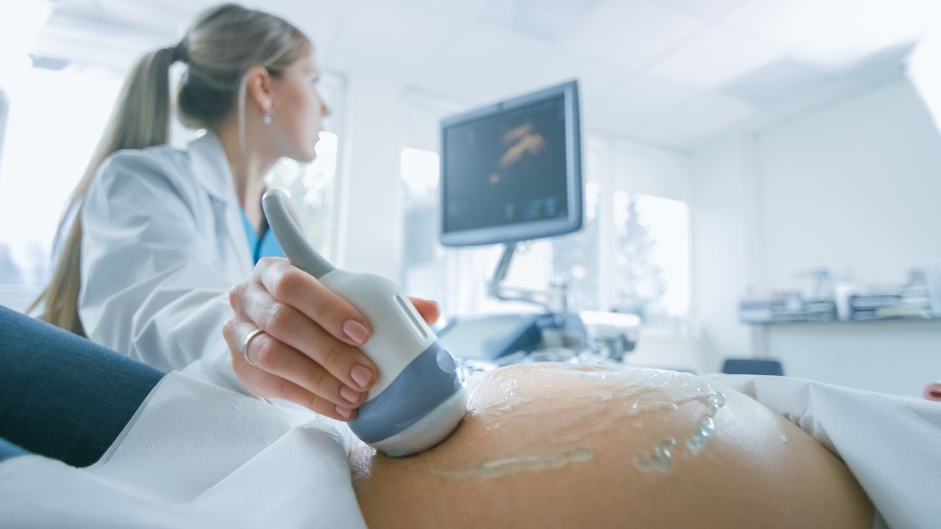 Una metgessa fa un ultraso a una dona embarassada