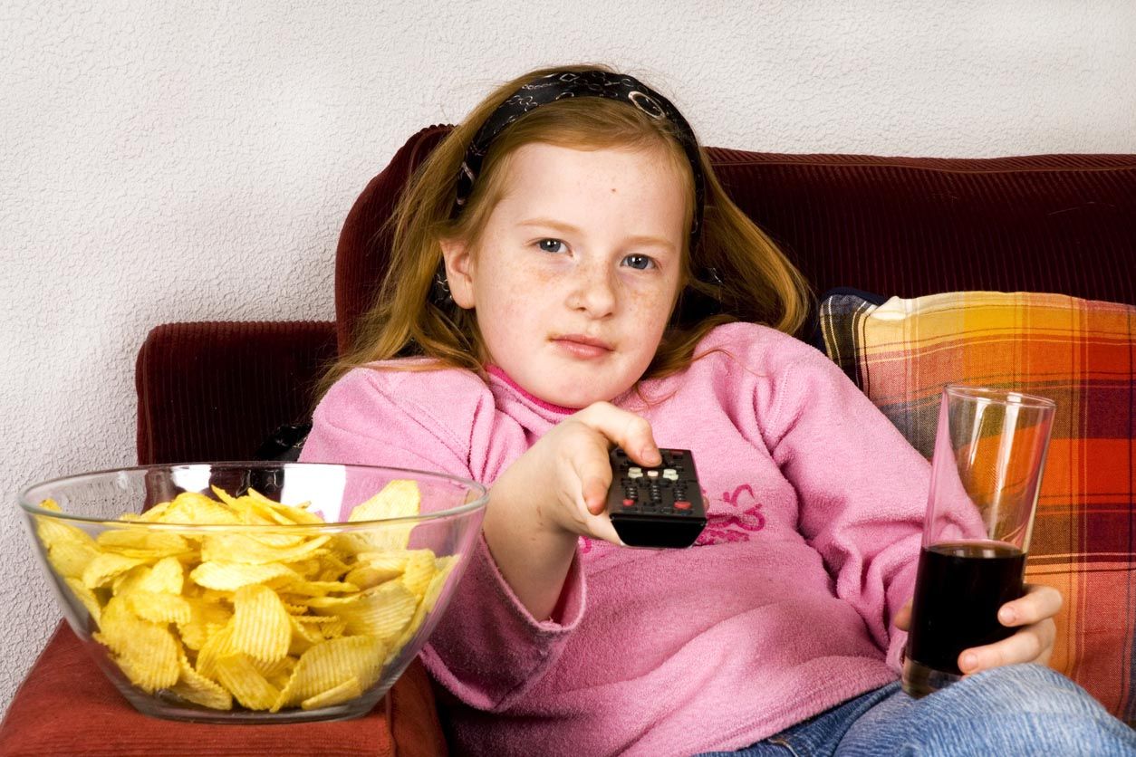 Els anuncis televisius influencien negativament en l'alimentació infantil- Pares i Nens