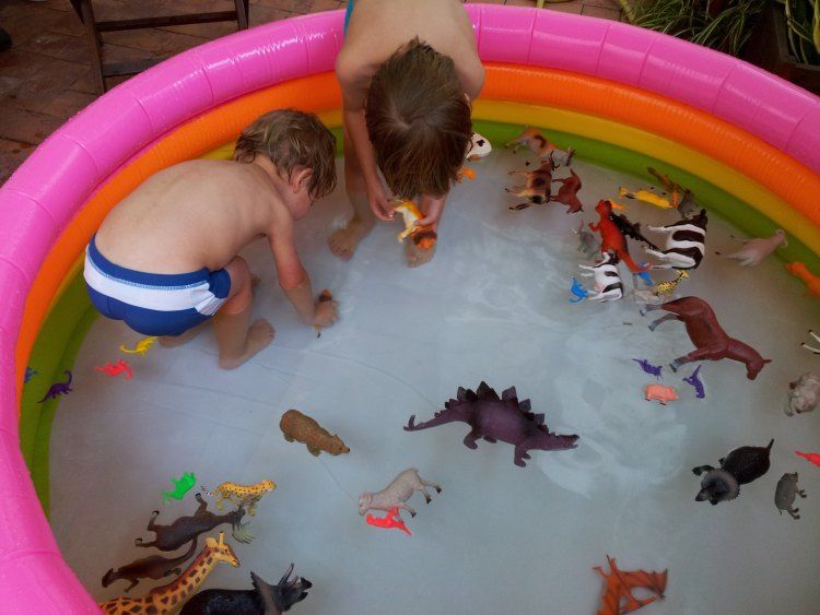 8 jocs d'experimentació a la piscina inflable o la banyera- Pares i Nens