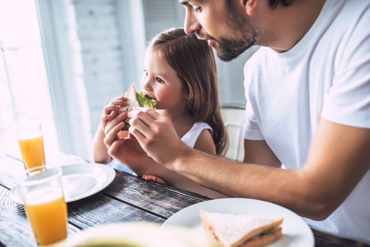 Un pare li dona un esmorzar saludable a la seva filla