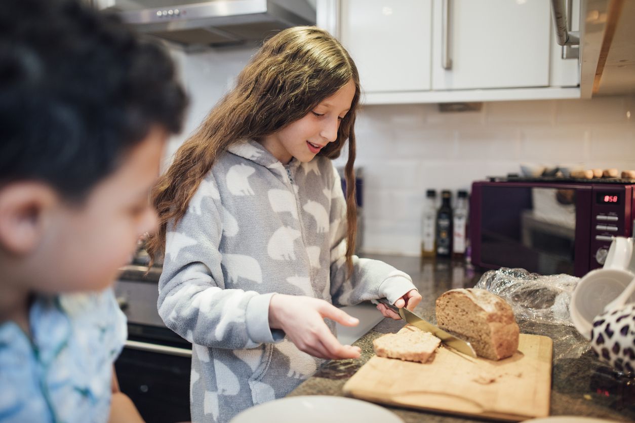 Uns nens tallen pa integral en una cuina