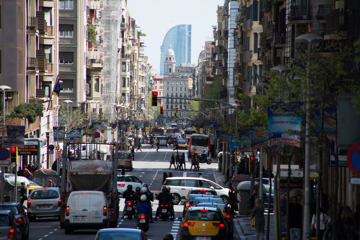 Un carrer de Barcelona amb cotxes contaminant