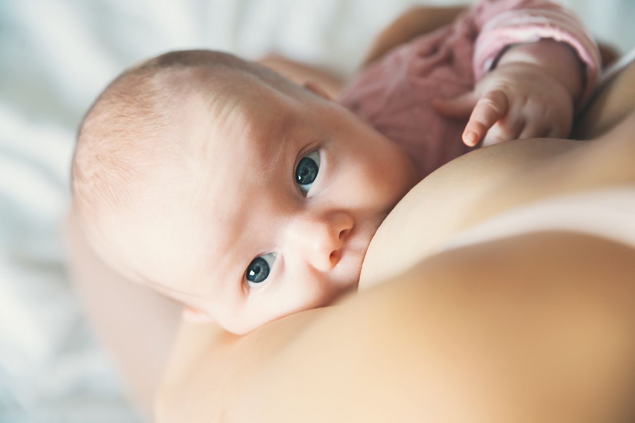 Un bebè mama i fa lactància materna