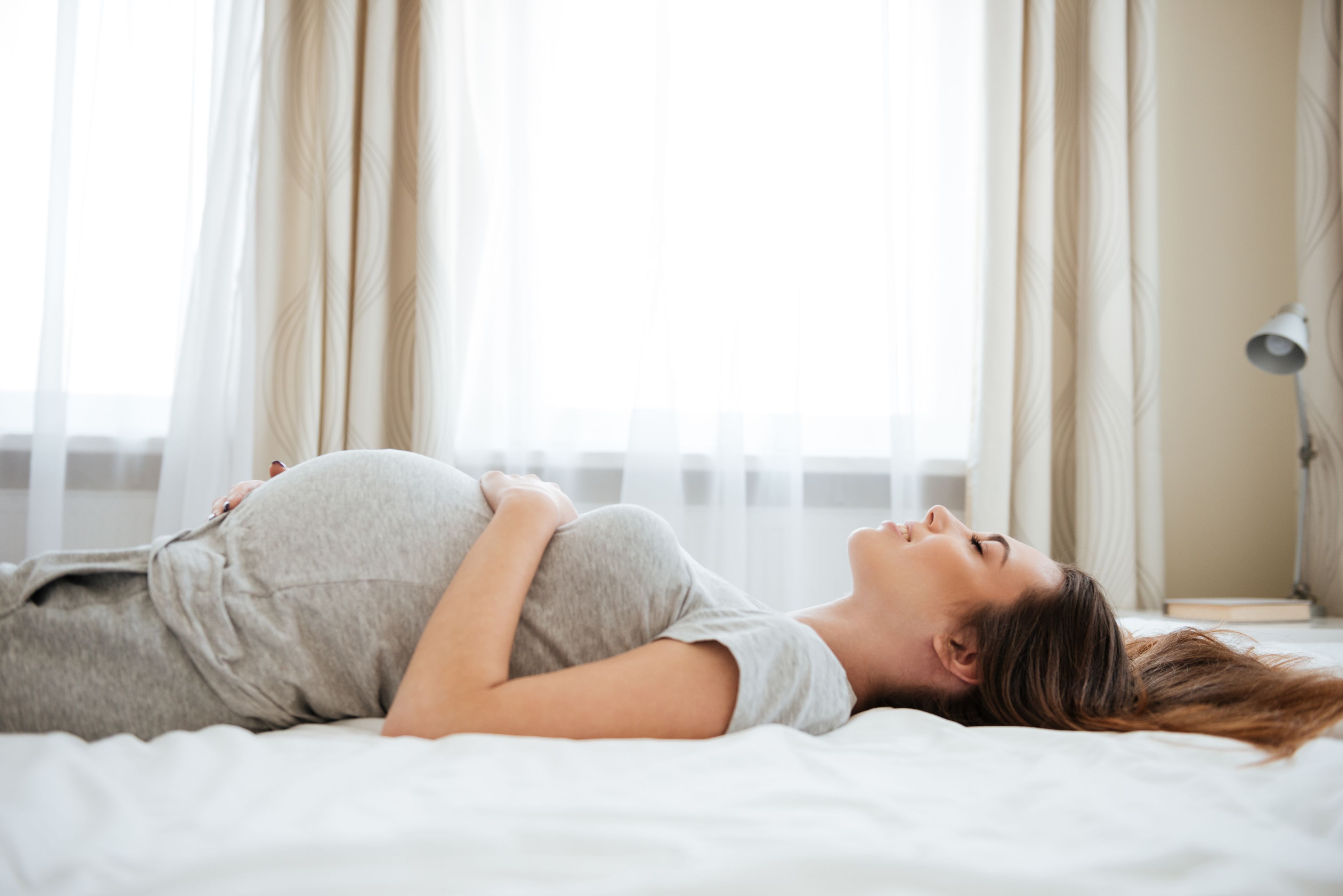 Можно спать на спине при беременности. Сон беременной женщины. Беременные в постели.