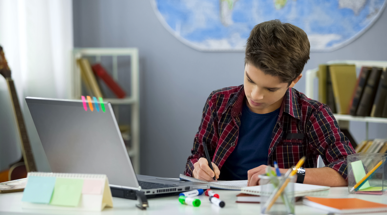 Tenemos que instalar el escritorio, dentro de lo posible, donde llegue luz natural directo FOTO: Cedida