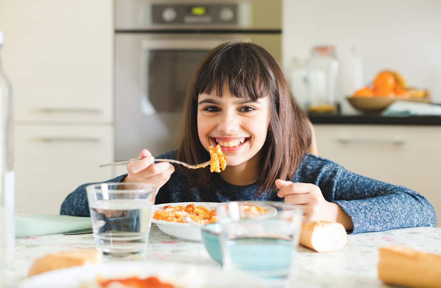 Una nena menja pasta FOTO: Cedida