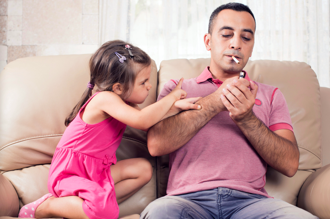Un pare és disposa a fumar davant de la seva filla FOTO: Cedida
