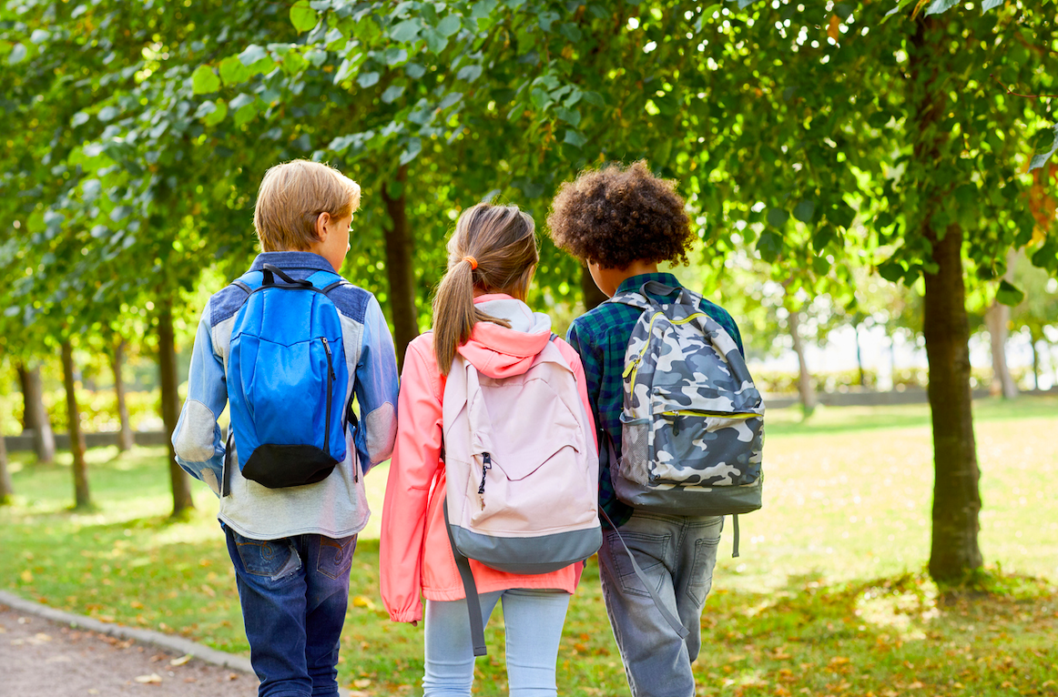 Uns nens amb les seves motxilles direcció cap a l'escola FOTO: Cedida