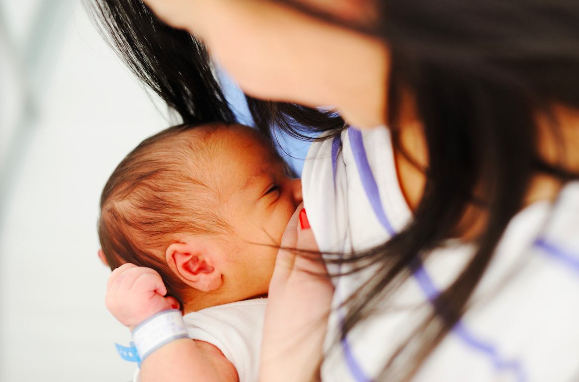 Un petit bebè mama FOTO: Cedida