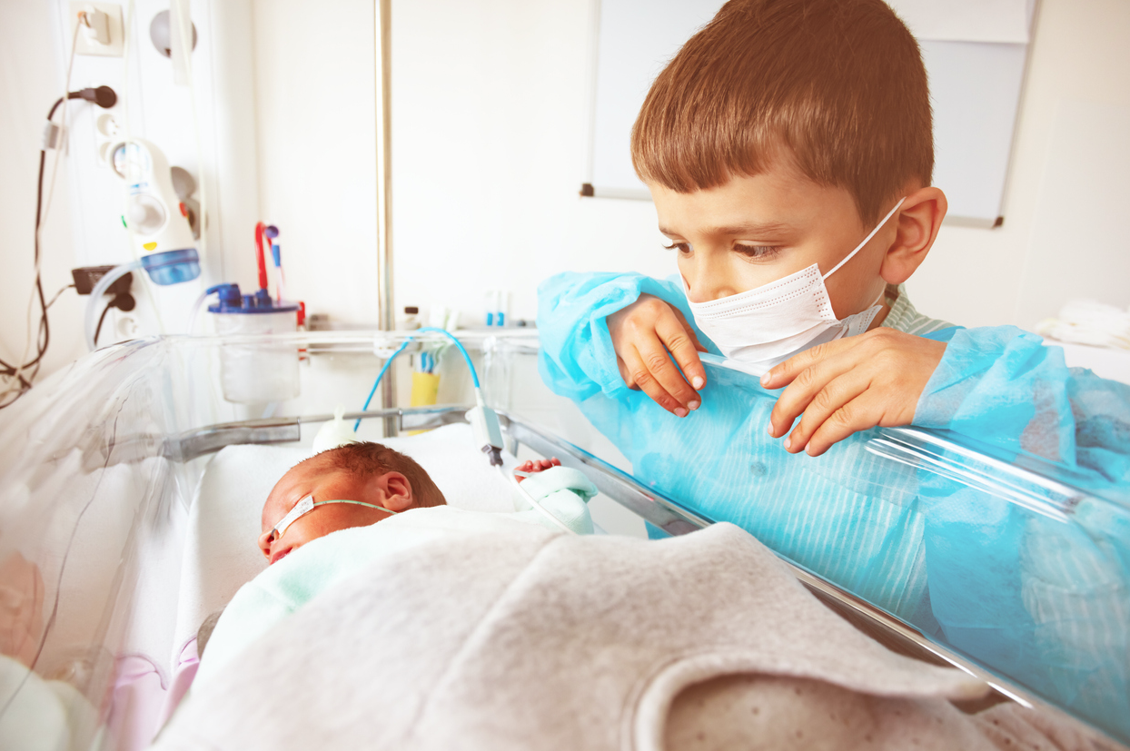 Un nen mira la seva germana prematura FOTO: Cedida