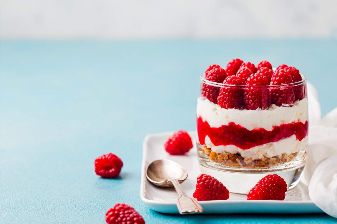 Pastel de yogur y frambuesas en el interior de un vaso JODO: Cedida