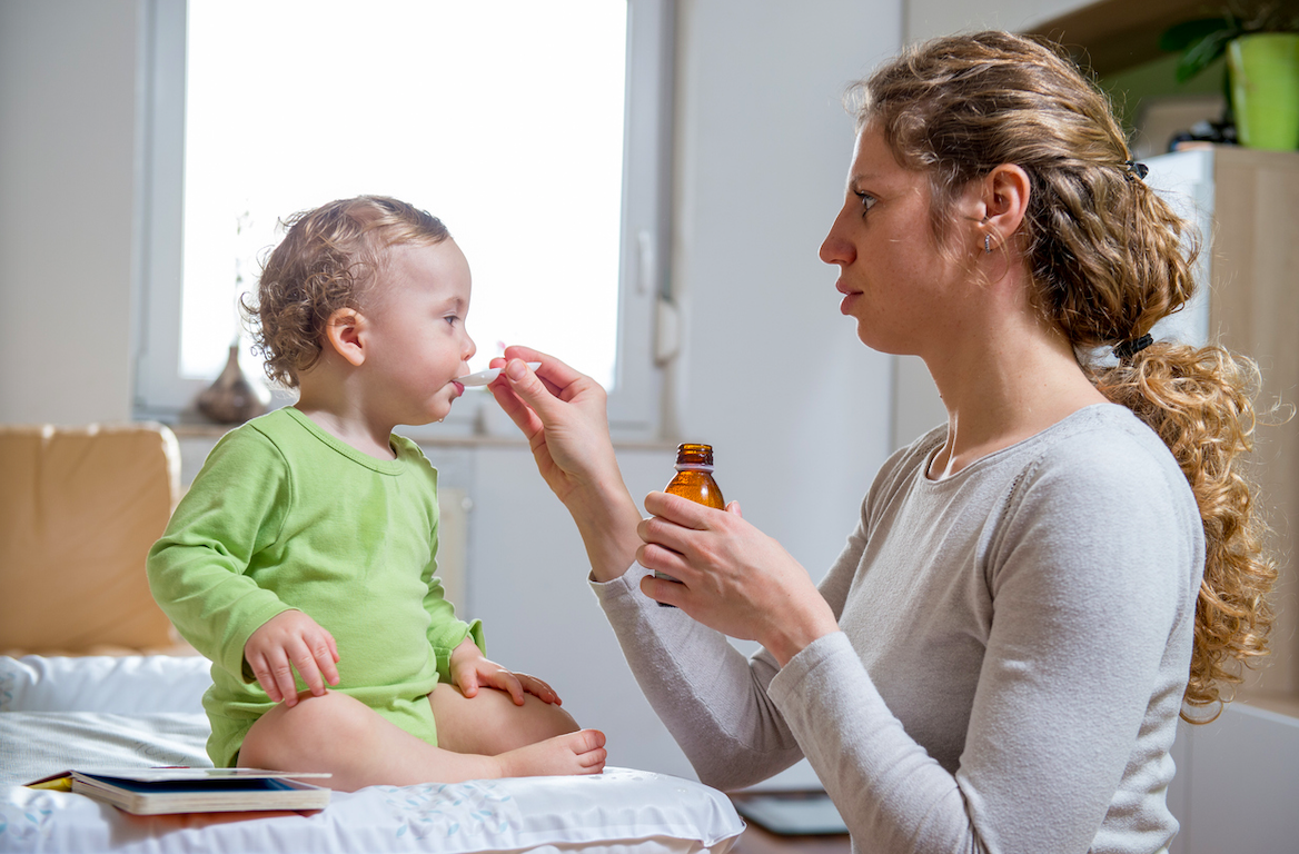 Una madre administra un medicamento en forma de jarabe a un niño JODO: Cedida
