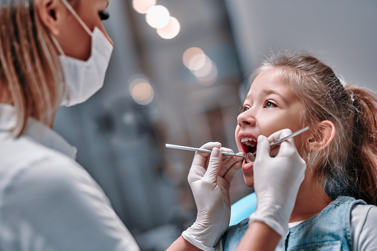 Un especialista mira la boca de una niña JODO: Cedida